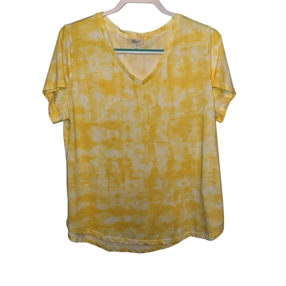 EUC Style & Co. Gold Short Sleeve Tee with Distressed Pattern